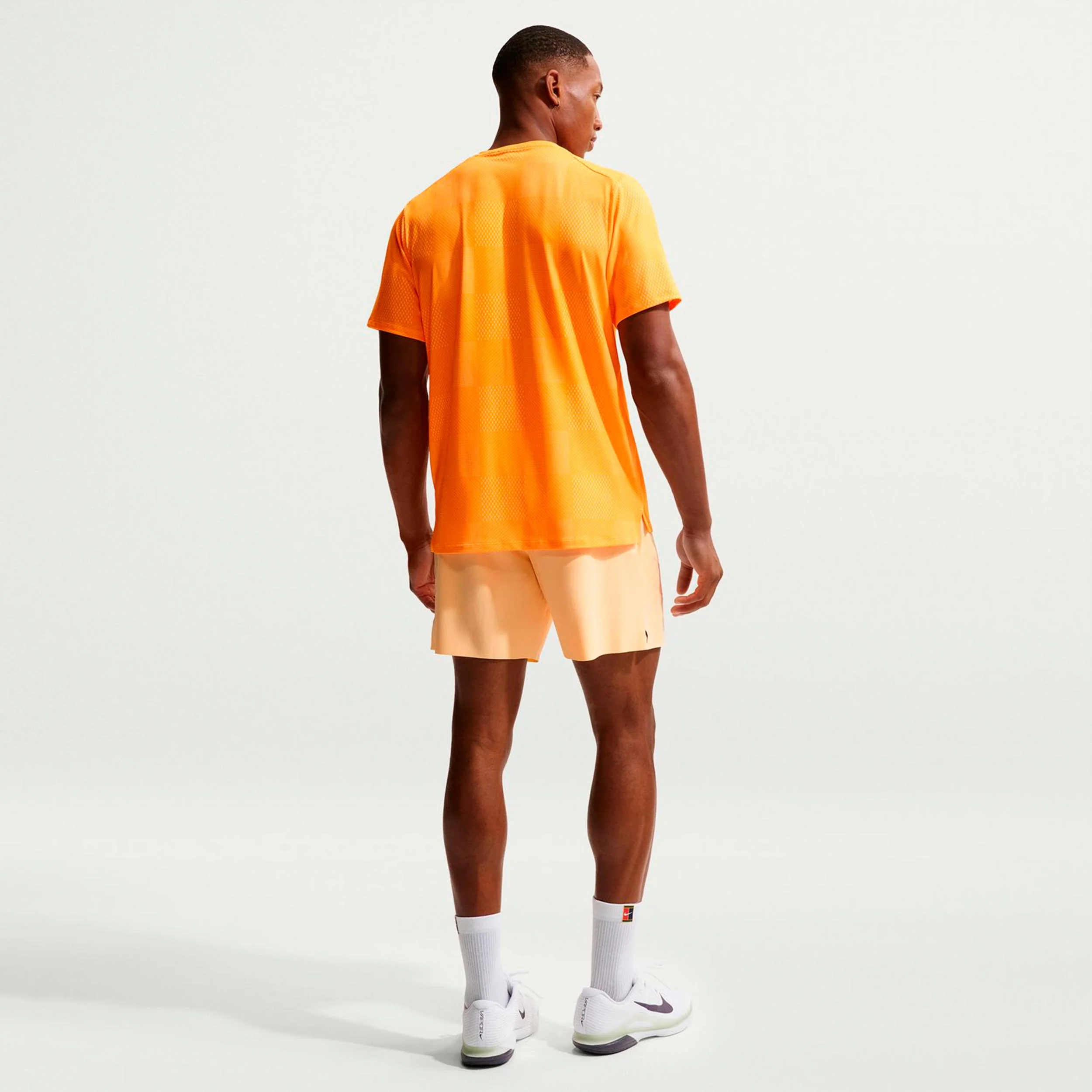 Carlos Alcaraz Court Dri-FIT Advantage 6in Shorts Hombres-amarillo - Image 3