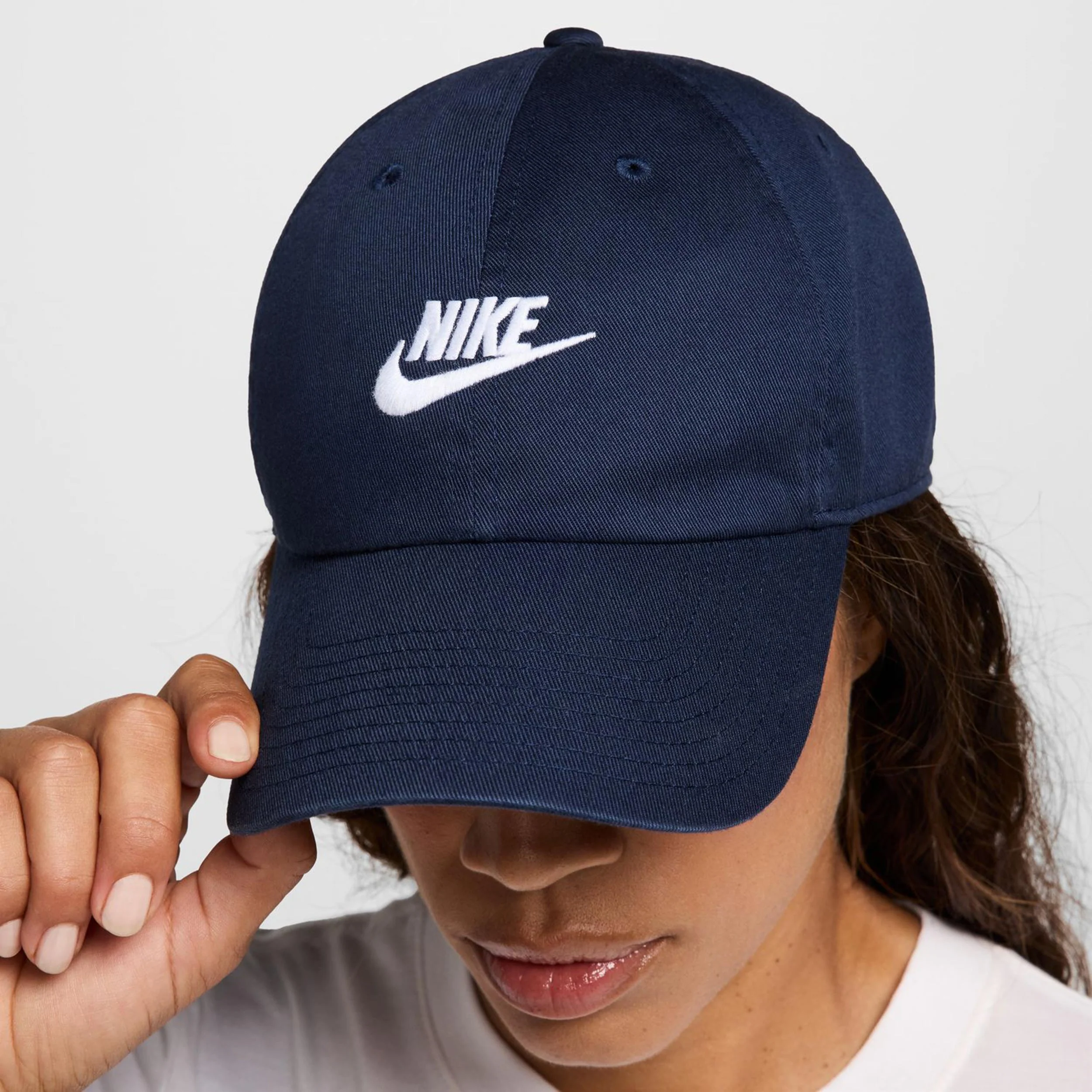 Club Futura Metal Swoosh Gorra-Azul Oscuro,Blanco - Image 4