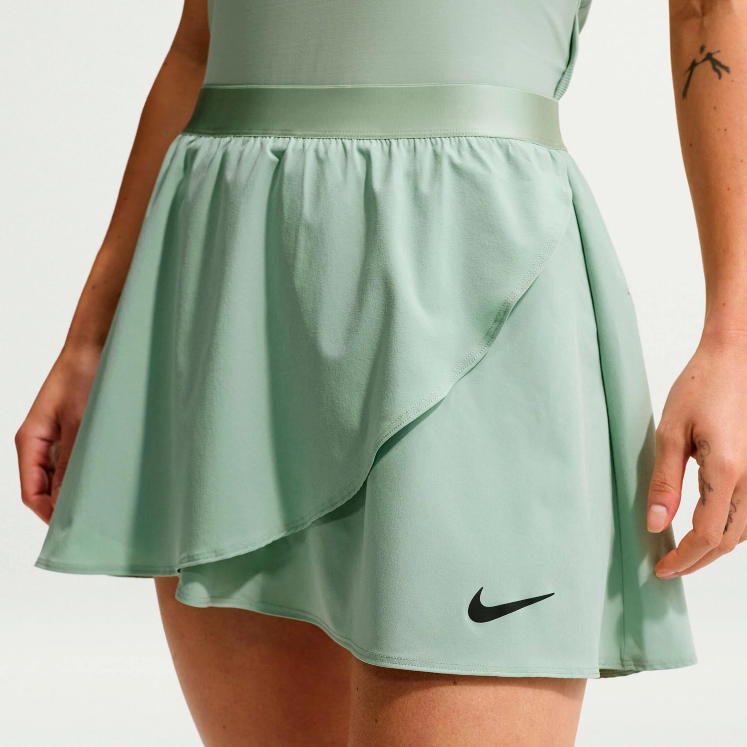 Court Dri-Fit Slam High Rise Woven Falda Mujeres - blanco rot - Image 3