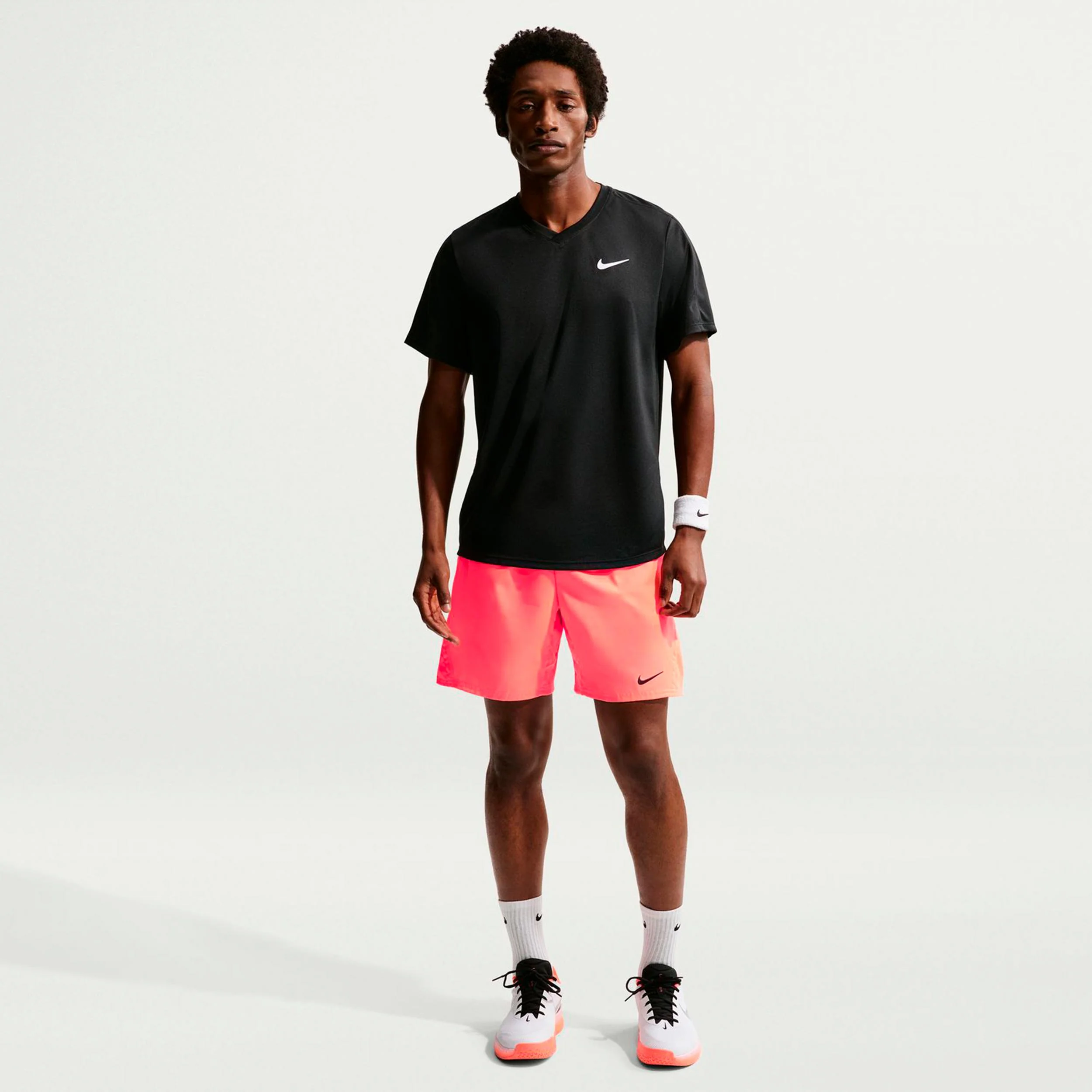 Court Victory Dri-Fit 7in Shorts Hombres - coral, negro - Image 2