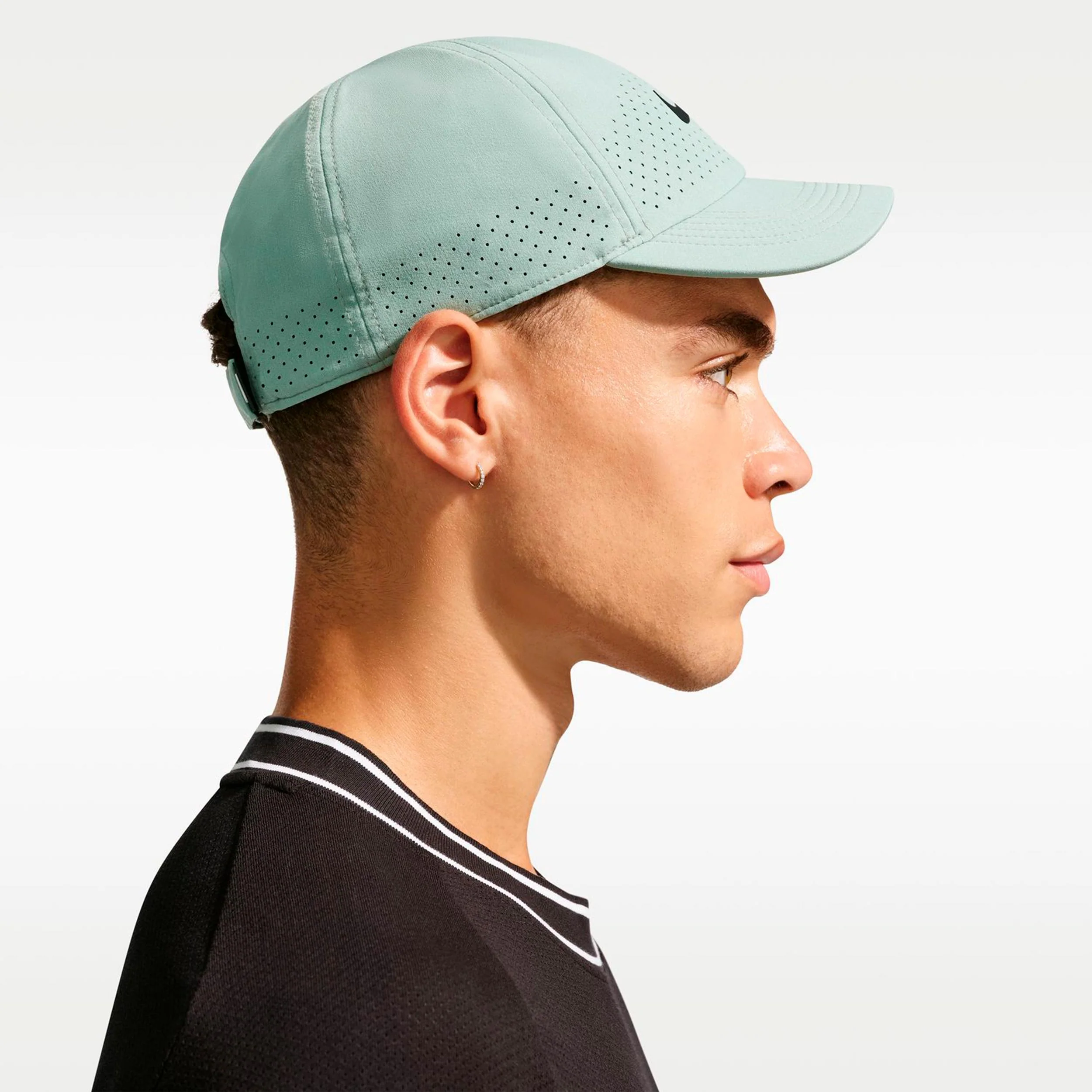 Dri-Fit Advantage Club Gorra Unisex - blanco rot, negro - Image 3