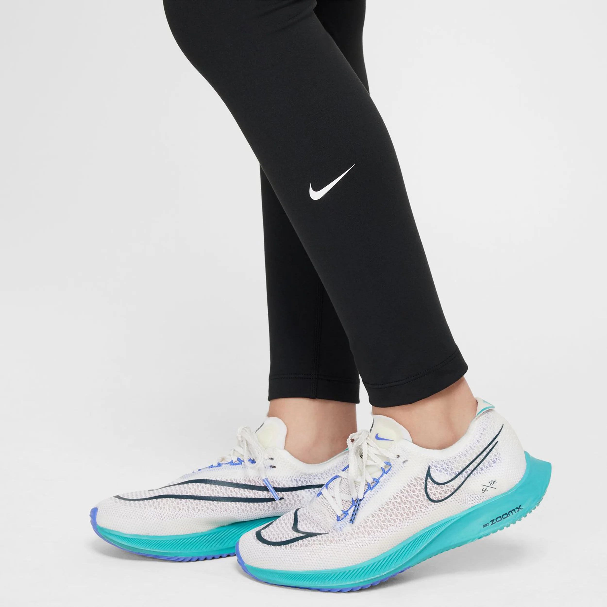 Dri-Fit One Malla Chicas-Negro,Blanco - Image 6