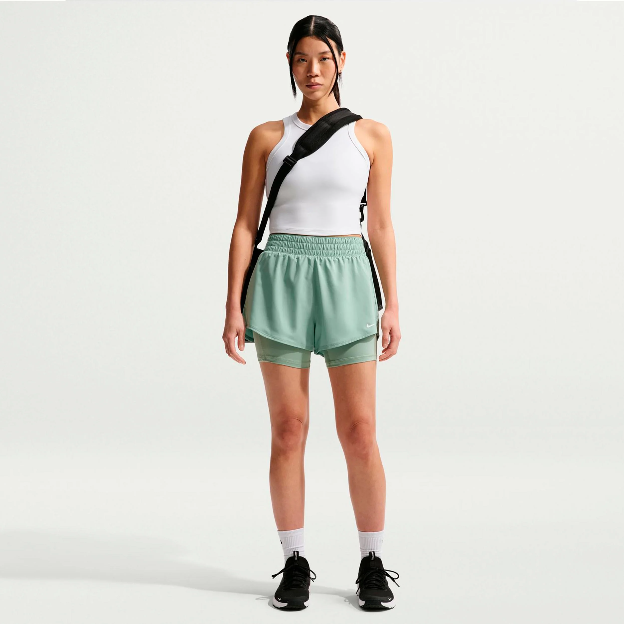 Dri-Fit One Mid Rise 2in1 3in Shorts con bolsillo para pelota Mujeres - salvia, blanco - Image 2