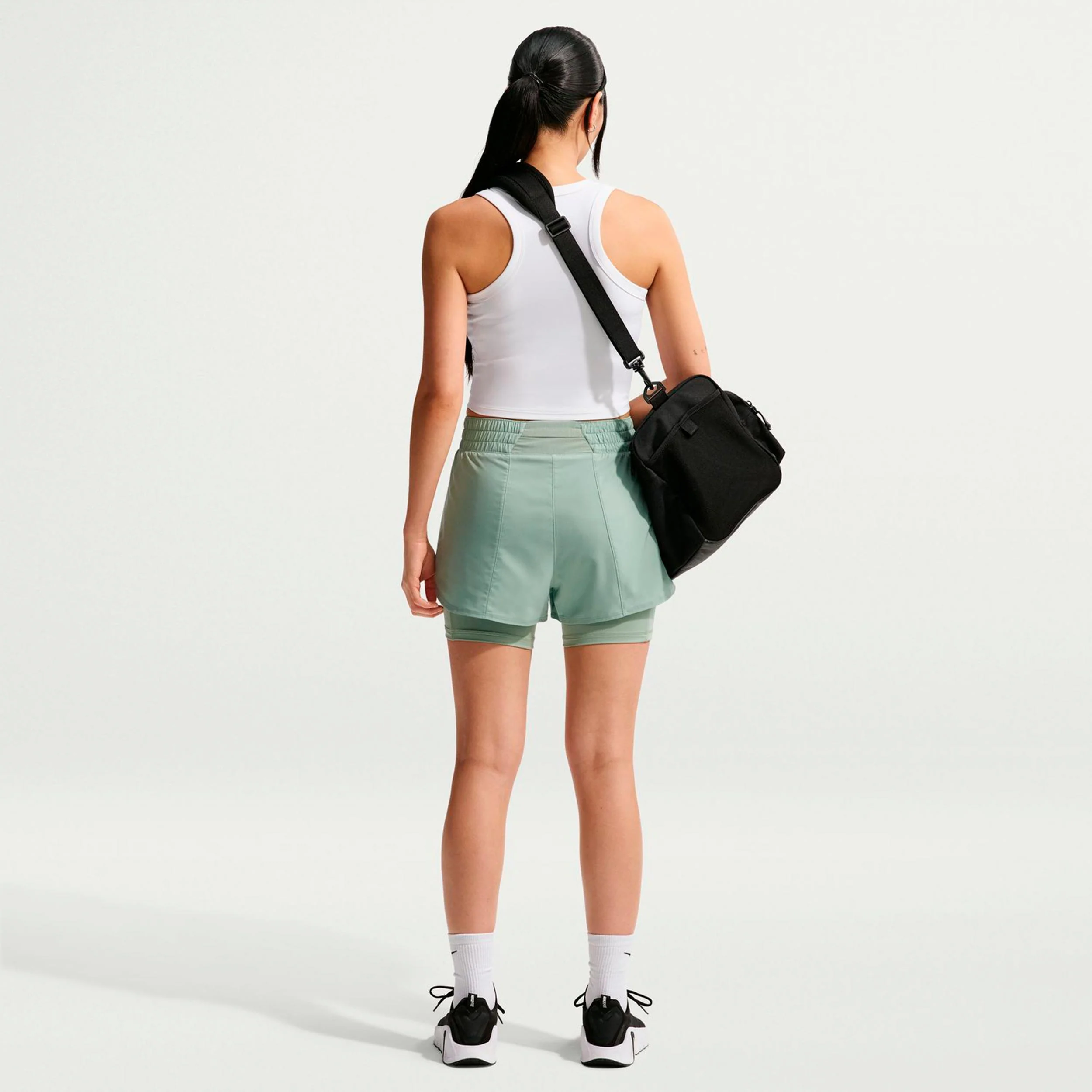 Dri-Fit One Mid Rise 2in1 3in Shorts con bolsillo para pelota Mujeres - salvia, blanco - Image 3