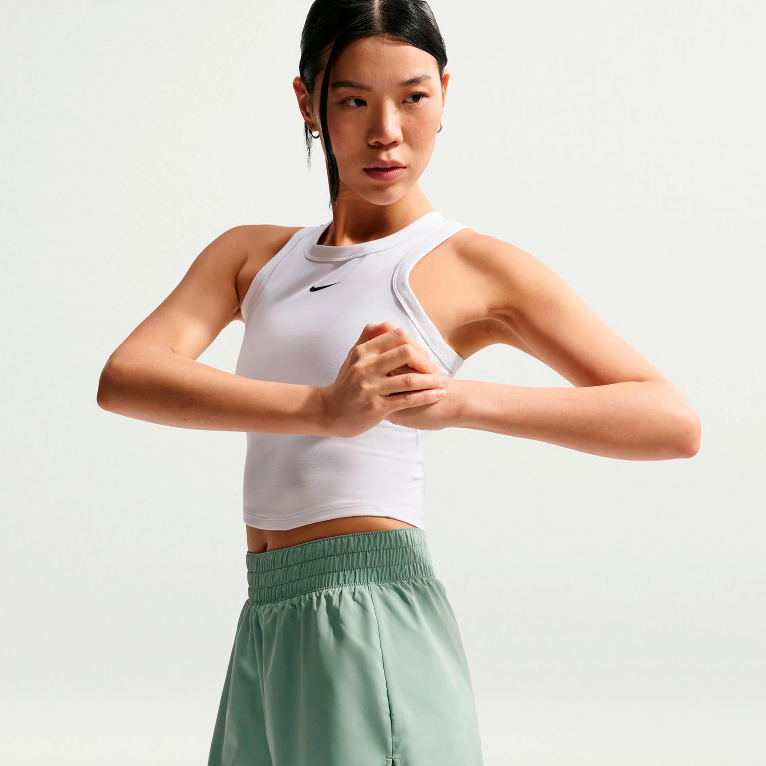 Dri-Fit One Mid Rise 2in1 3in Shorts con bolsillo para pelota Mujeres - salvia, blanco - Image 4