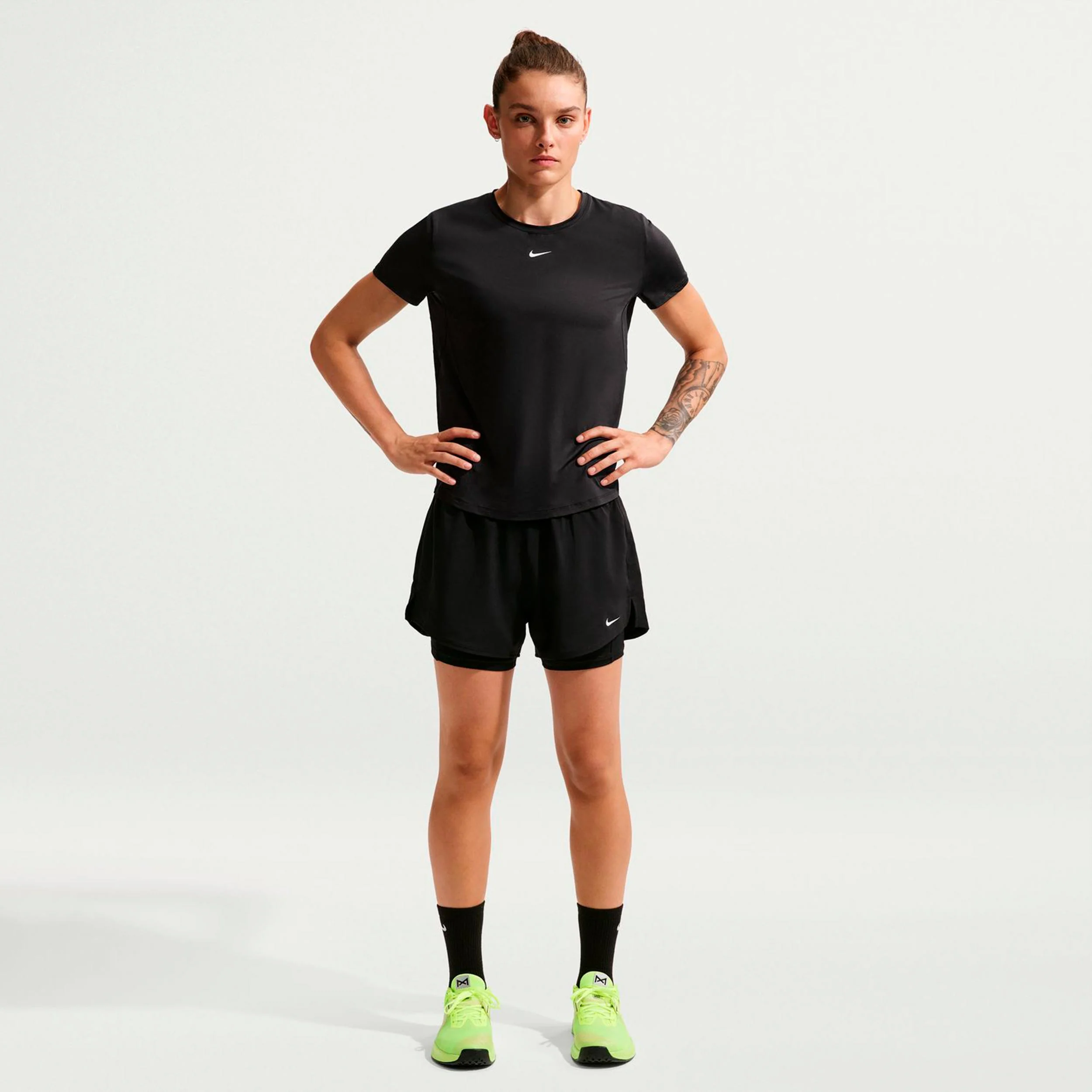 Dri-Fit One Mid Rise 2in1 3in Shorts Mujeres-negro, blanco - Image 2