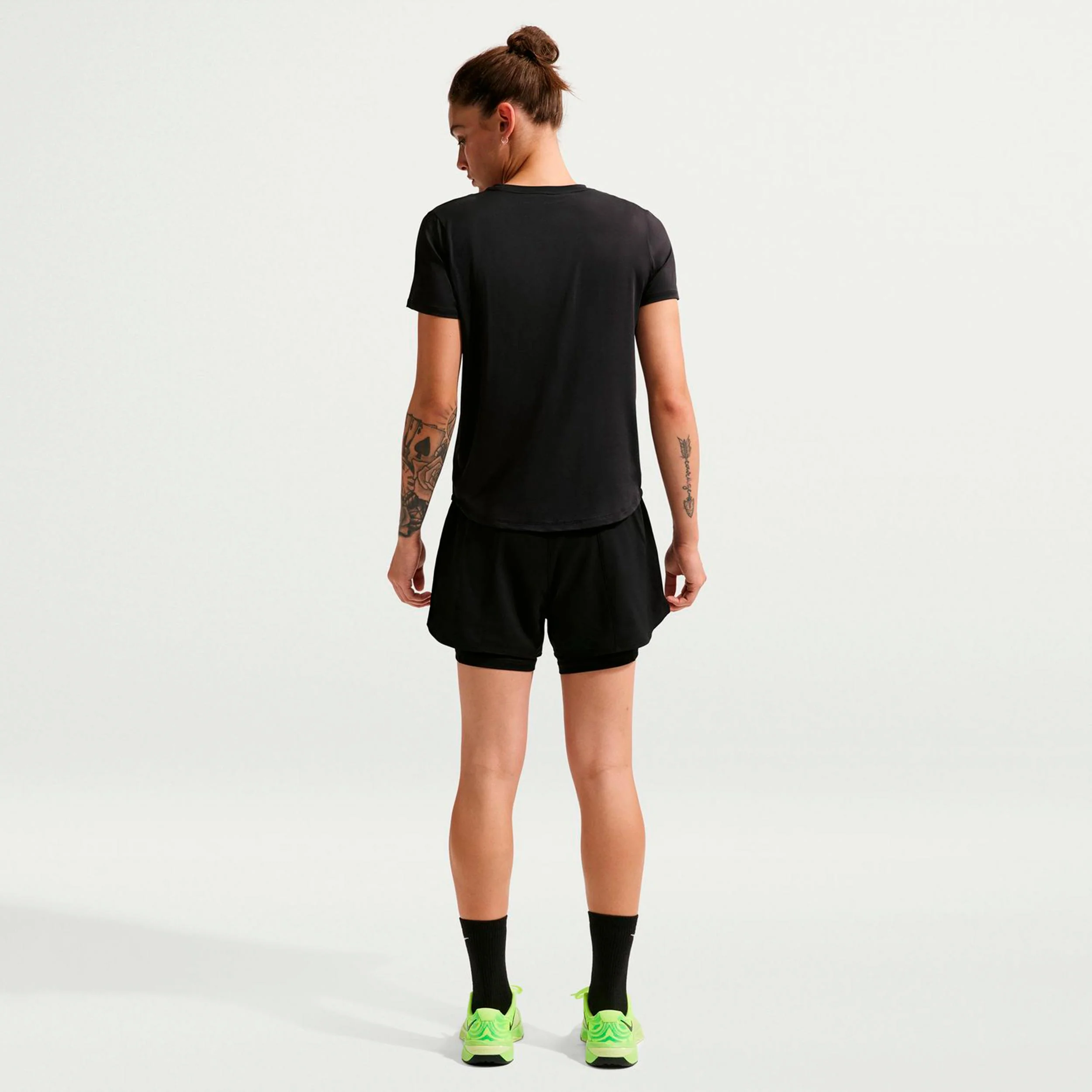 Dri-Fit One Mid Rise 2in1 3in Shorts Mujeres-negro, blanco - Image 3